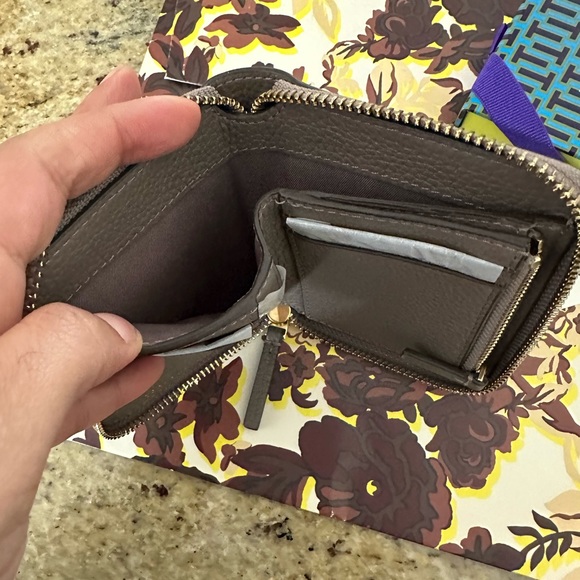 New Tory Burch britten wallet ❤️ - Picture 5 of 6